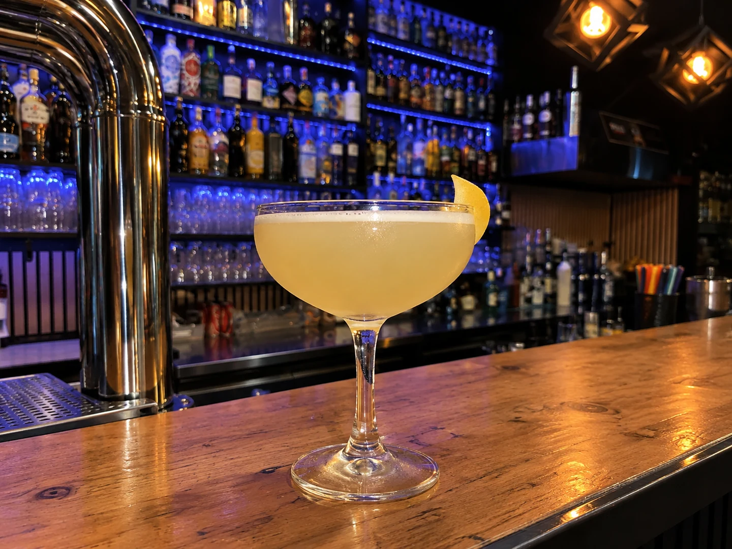 Bee's Knees, served at Jimmy Cocktail Lab on Via Petroni, Bologna