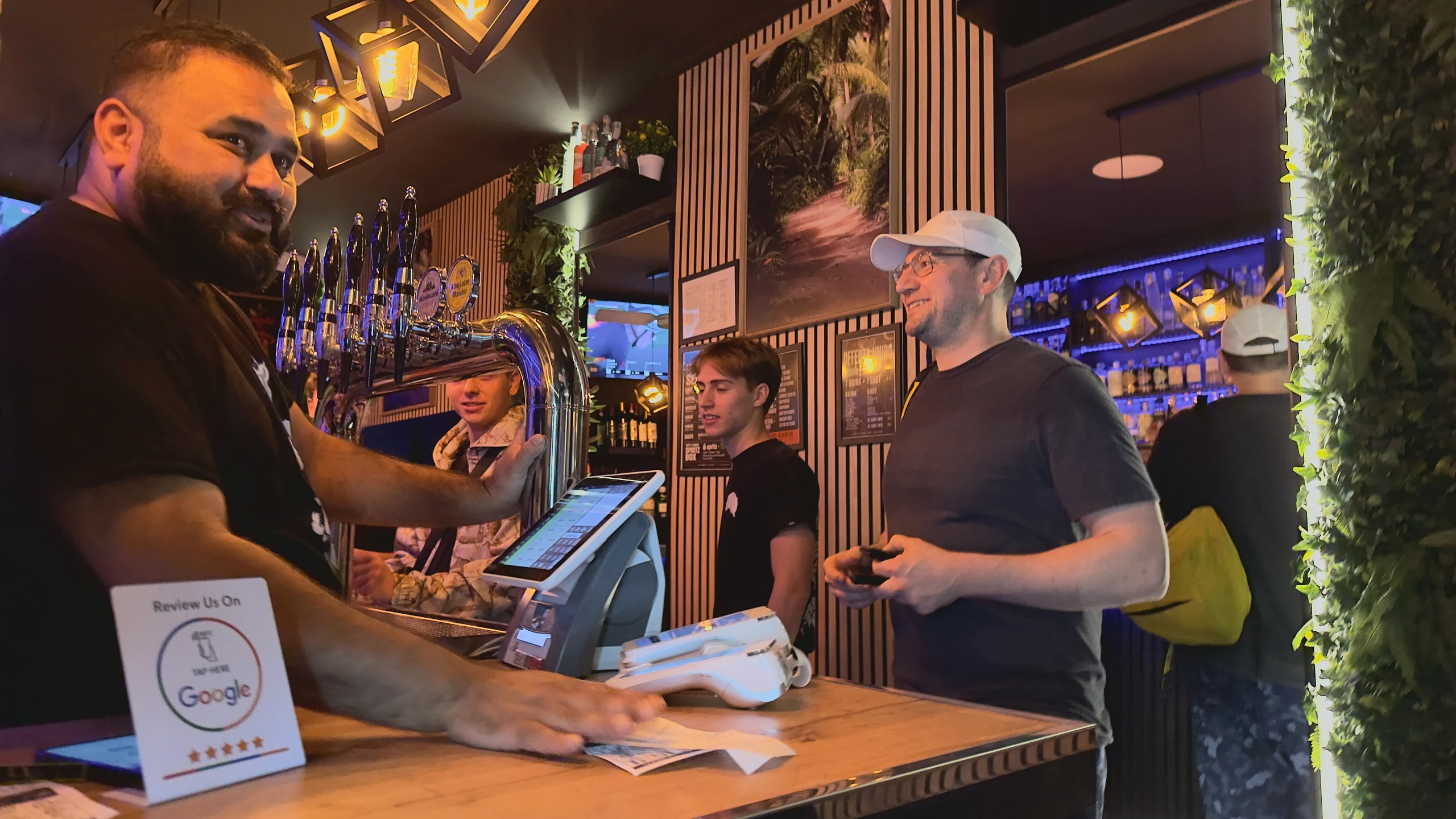 Bartender e cliente al bancone del Jimmy.