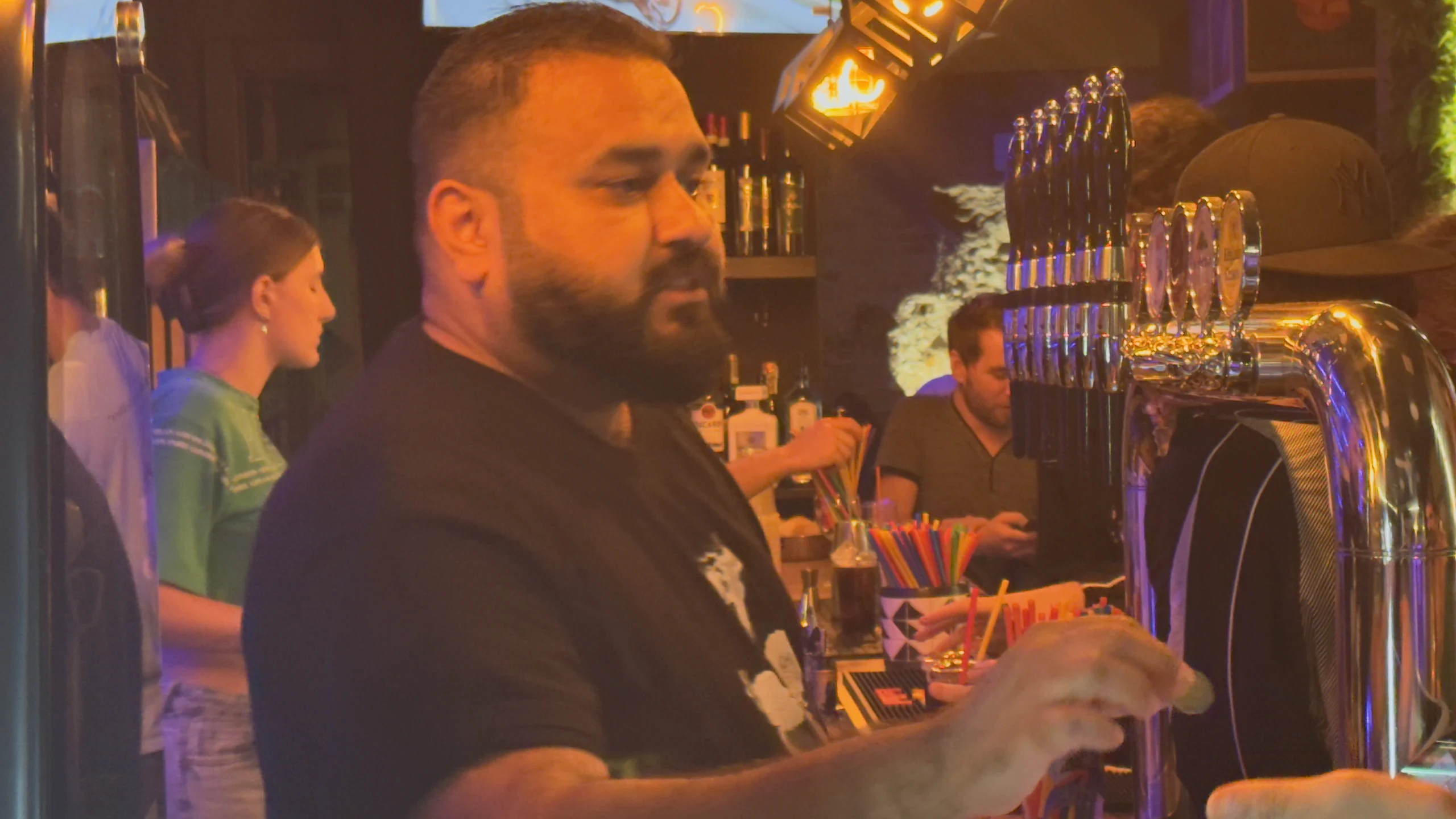 Bartender di Jimmy al lavoro dietro al bancone.