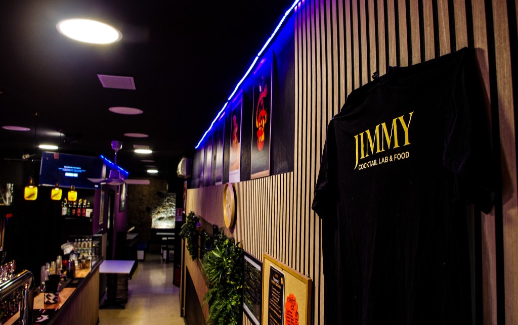 Corridoio interno di Jimmy Cocktail Lab in via Petroni a Bologna.
