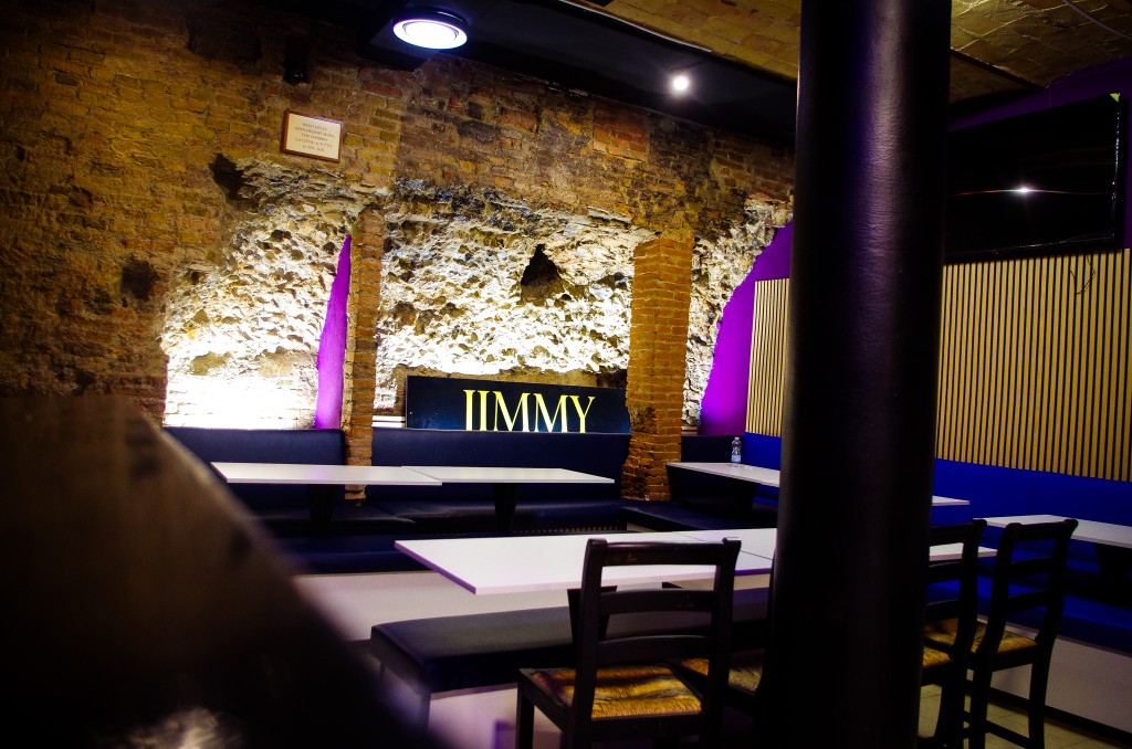 Sala interna Jimmy con mattoni storici a vista